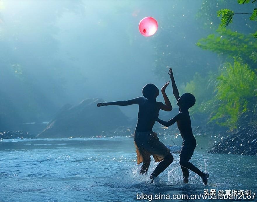 日本人挖空心思让孩子自信，我们却绞尽脑汁让孩子自卑
南京某中学试图改变校服风格，