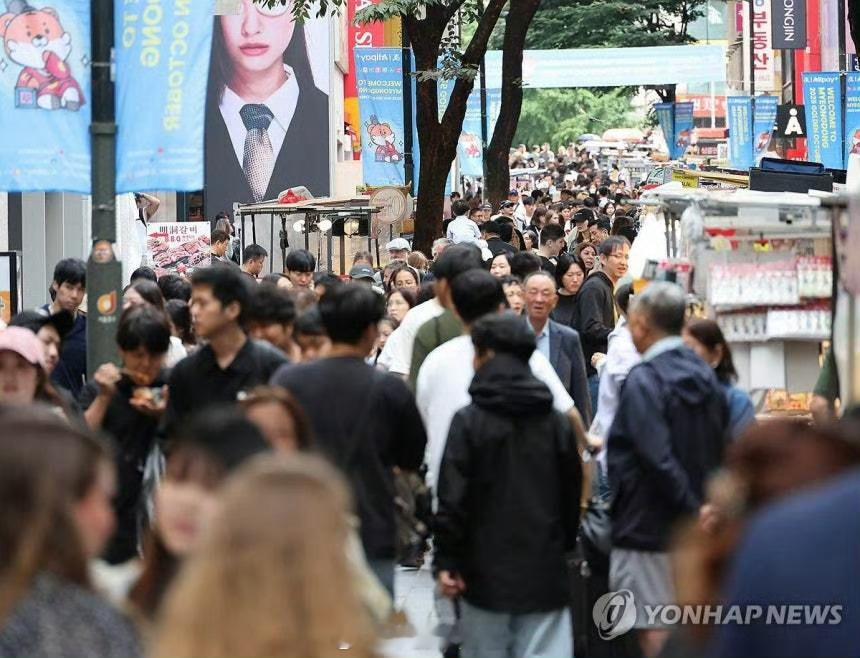 中国团体游客免签入境韩国今起试行 仔细看，并不是开放了个人游，而是需要跟团。 ​