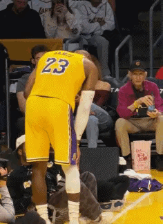 笑死———直播吧被詹姆斯这动图搞精分了！
先说美女挤眉弄眼（搔首弄姿），后来搞清