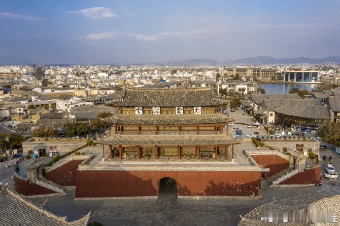 云南旅游推荐 建水古城，至今保留着它最初的原始风貌，红色的城墙，古城外的小桂湖公