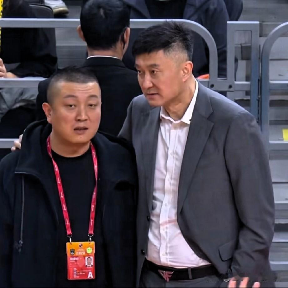 杜锋赛前找到技术代表“套近乎”，打深圳一副忧心忡忡的样子，比赛中，的确如此，深圳