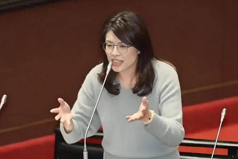 中国国民党主席郑丽文打算删除党章中的“反对共产主义”，结果却遭到柯志恩的坚决反对