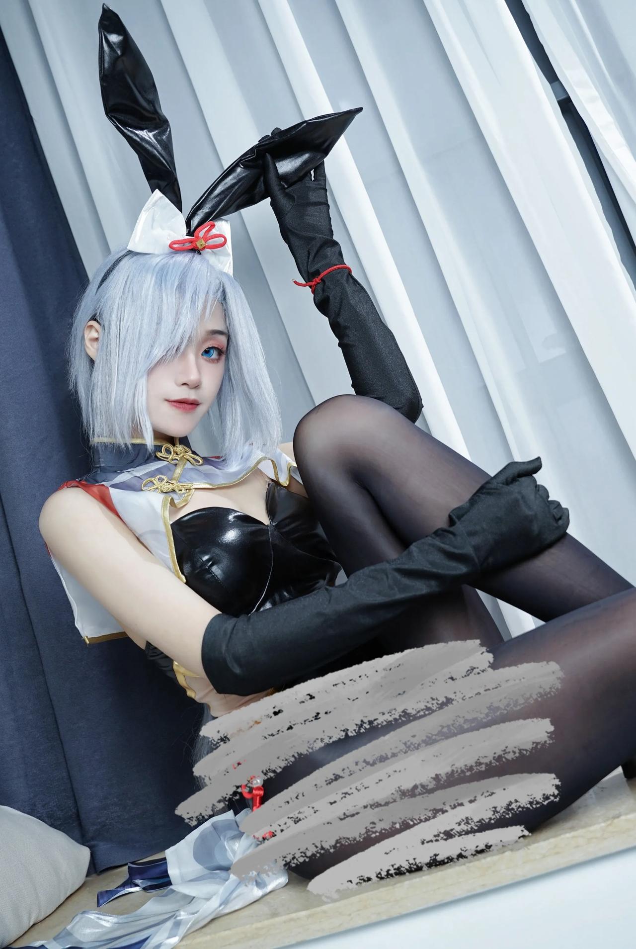 申鹤好像只复刻过一次，下次复刻我一定抽到!
COSER：爵受受#原神# #游戏#