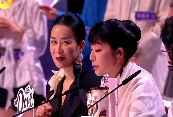 殷秀梅这一炮，算是把演艺圈的遮羞布彻底扯下来了。
听听她说的：现在的跨年晚会，哪