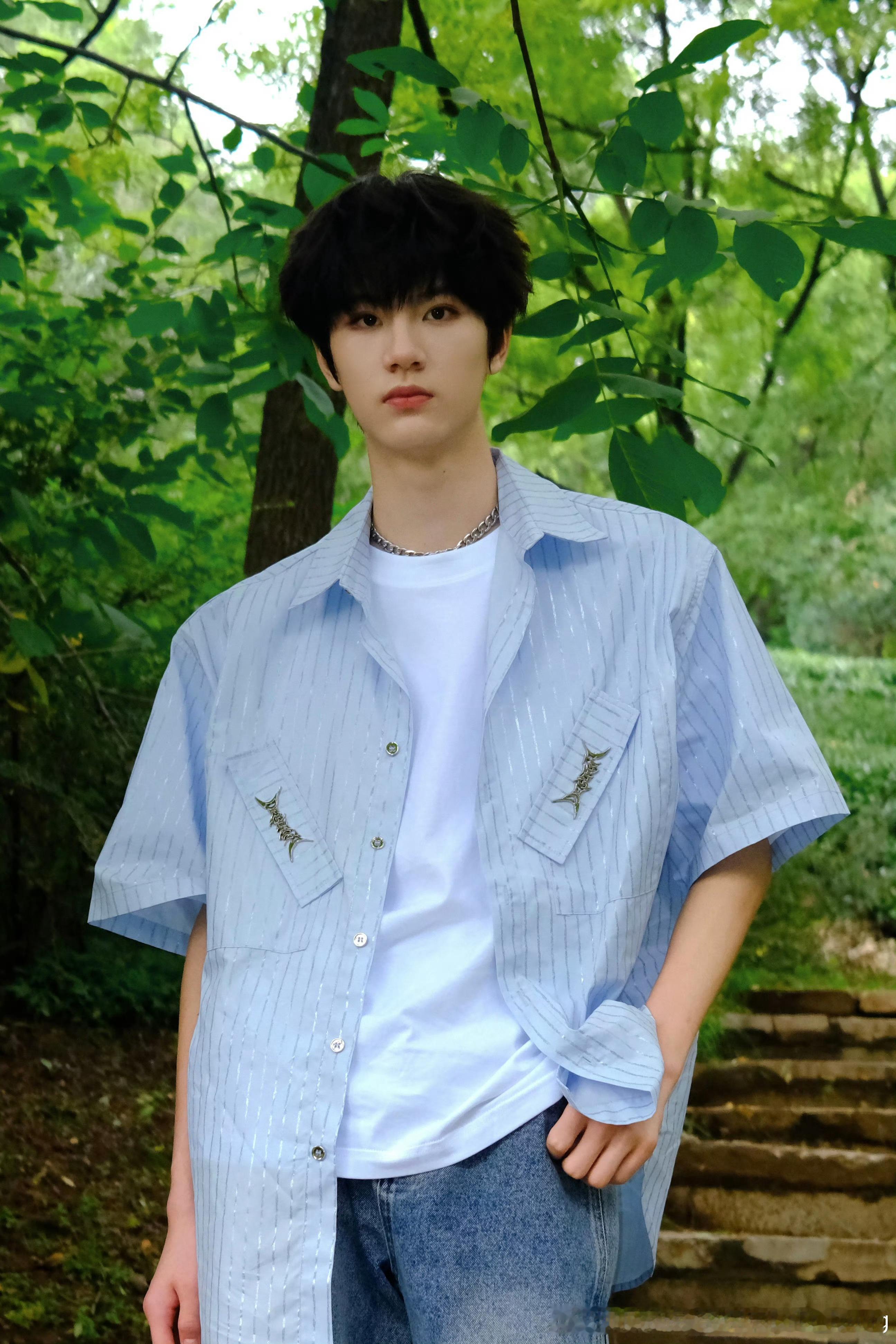 李煜东户外plog李煜东分享古堡旁边拍的六宫格📸🍃“这组照片很贴近大自然了 
