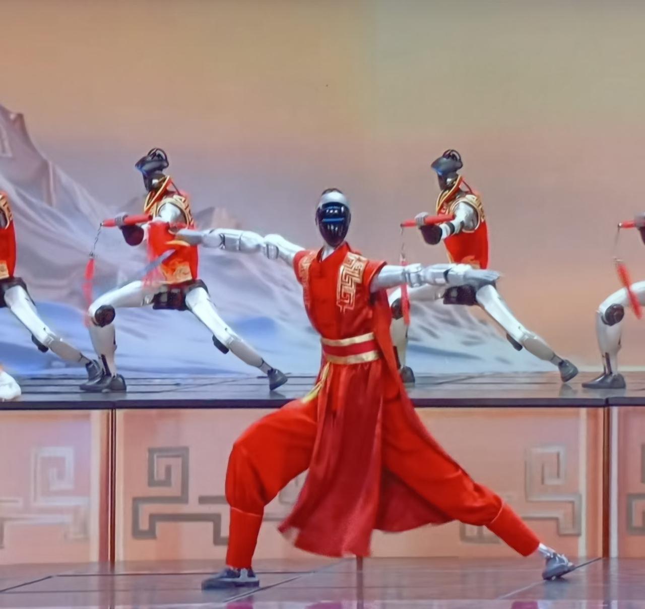 机器人今年赢麻了！上了好几个节目，去年老态龙钟丟手绢，今年已经健步如飞练武术了！
