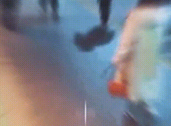 第一秒被拽到地上
就应该意识到对方的实力
居然还不肯放弃，
白白挨了这顿打！