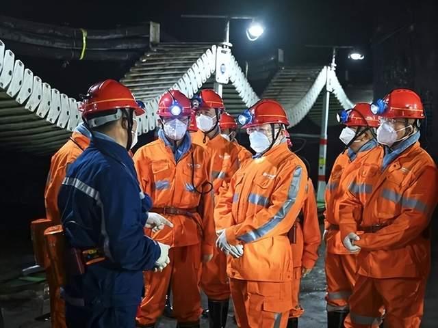 安全生产从来都是“一把手工程”。
一把手下井搞突击检查，当然是很好的监督形式，这