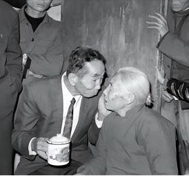 1983年，台湾老兵柳卓寿以旅游为借口，从台湾前往美国、日本等国，最终回到了他出