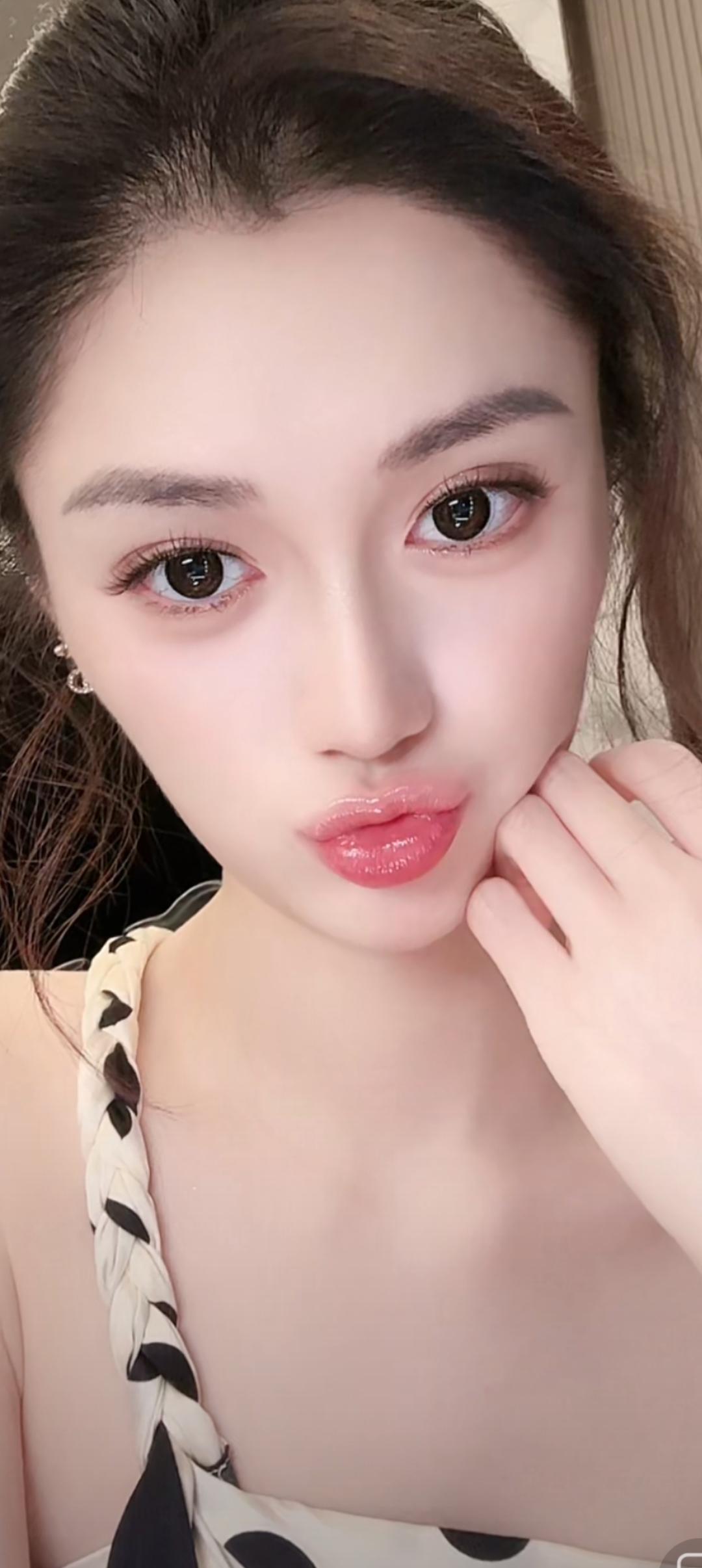 这姑娘眼睛好大，妆容好精致！