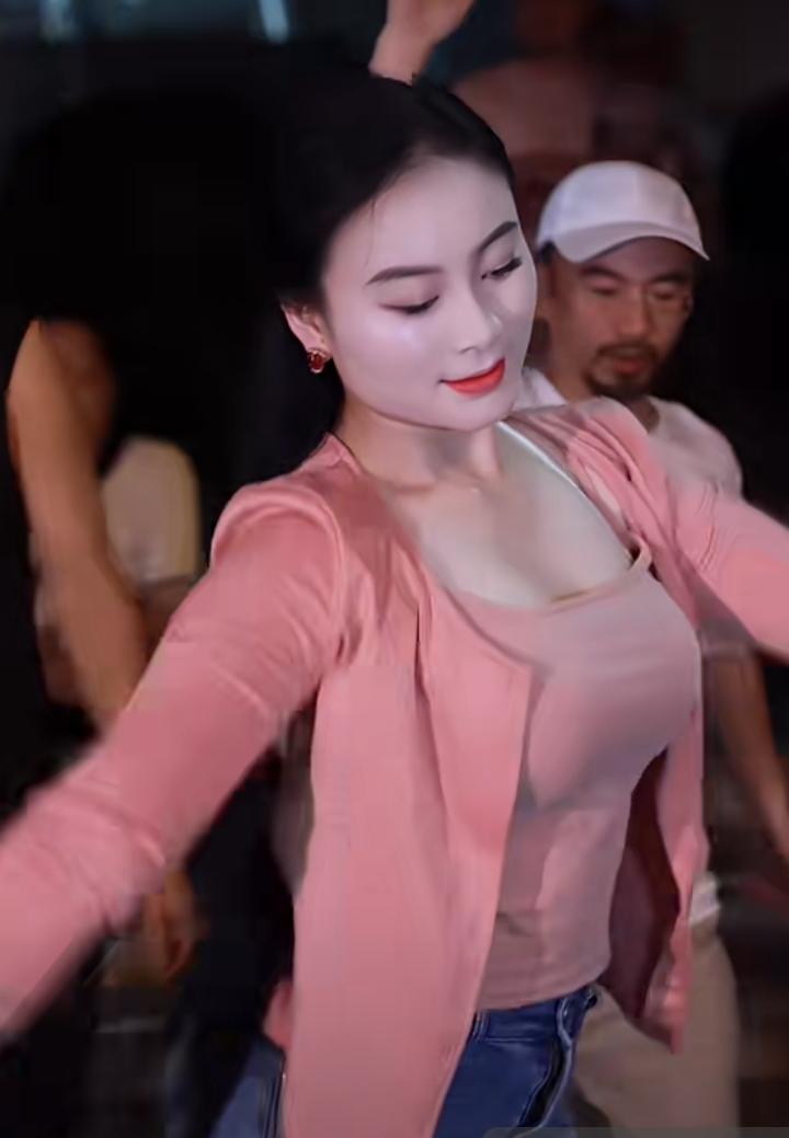 这姑娘跳得真带劲儿！