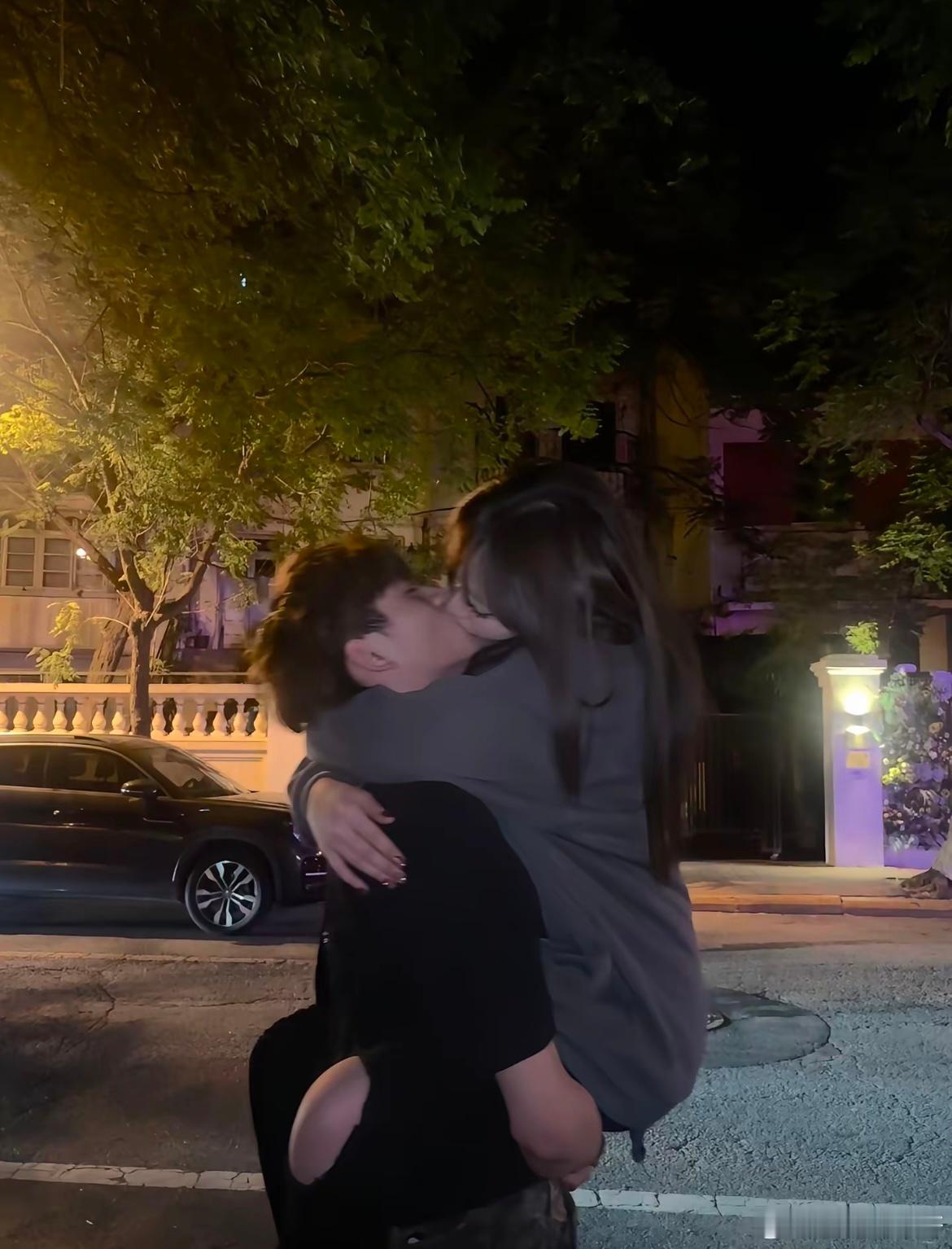 亲了那么多次嘴拍出了最权威的一张 ​​​