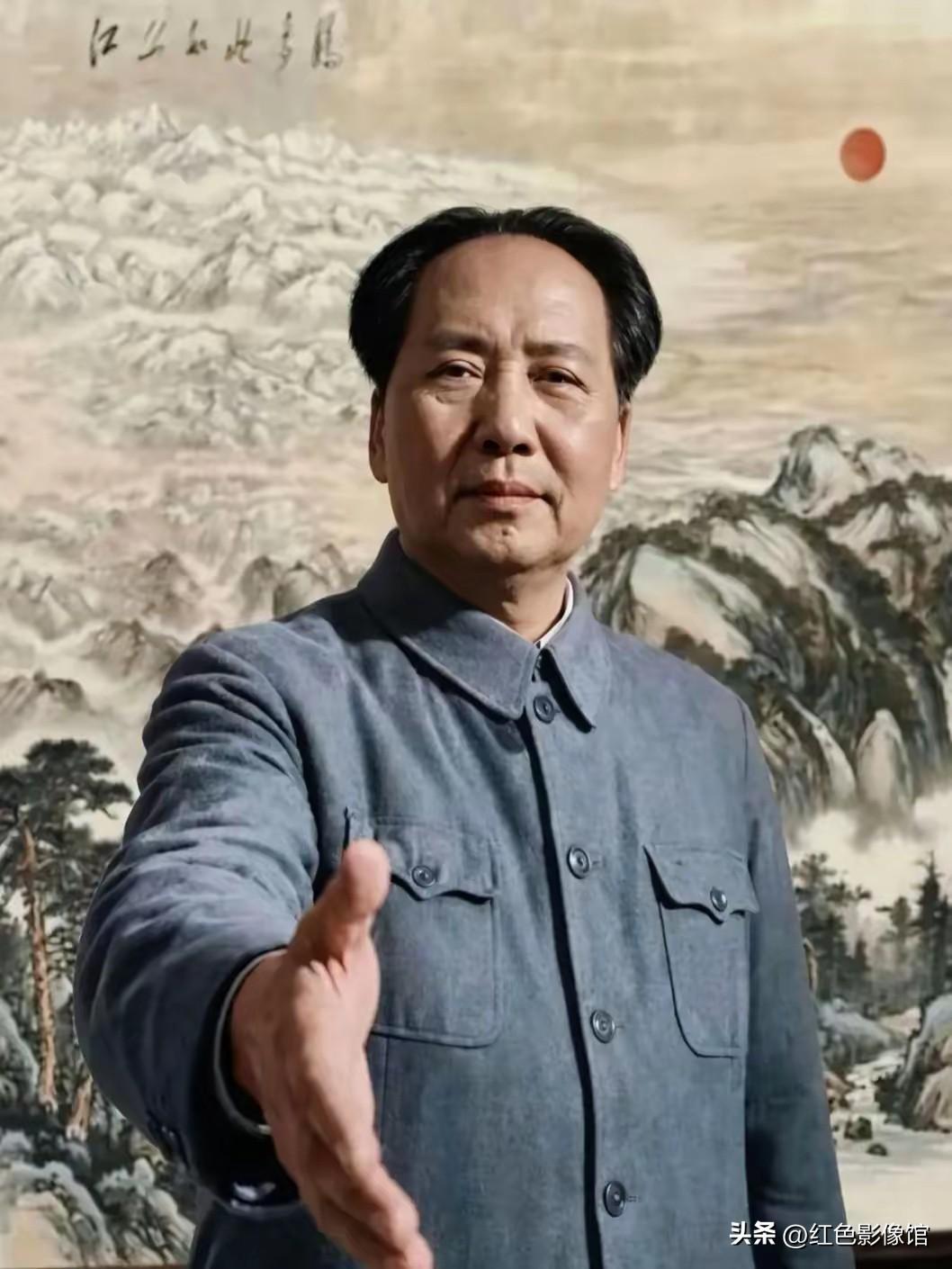 伟人面向山河伸手致意，心怀家国天下；山林间英雄纪念碑巍然挺立，缅怀革命先烈。领袖