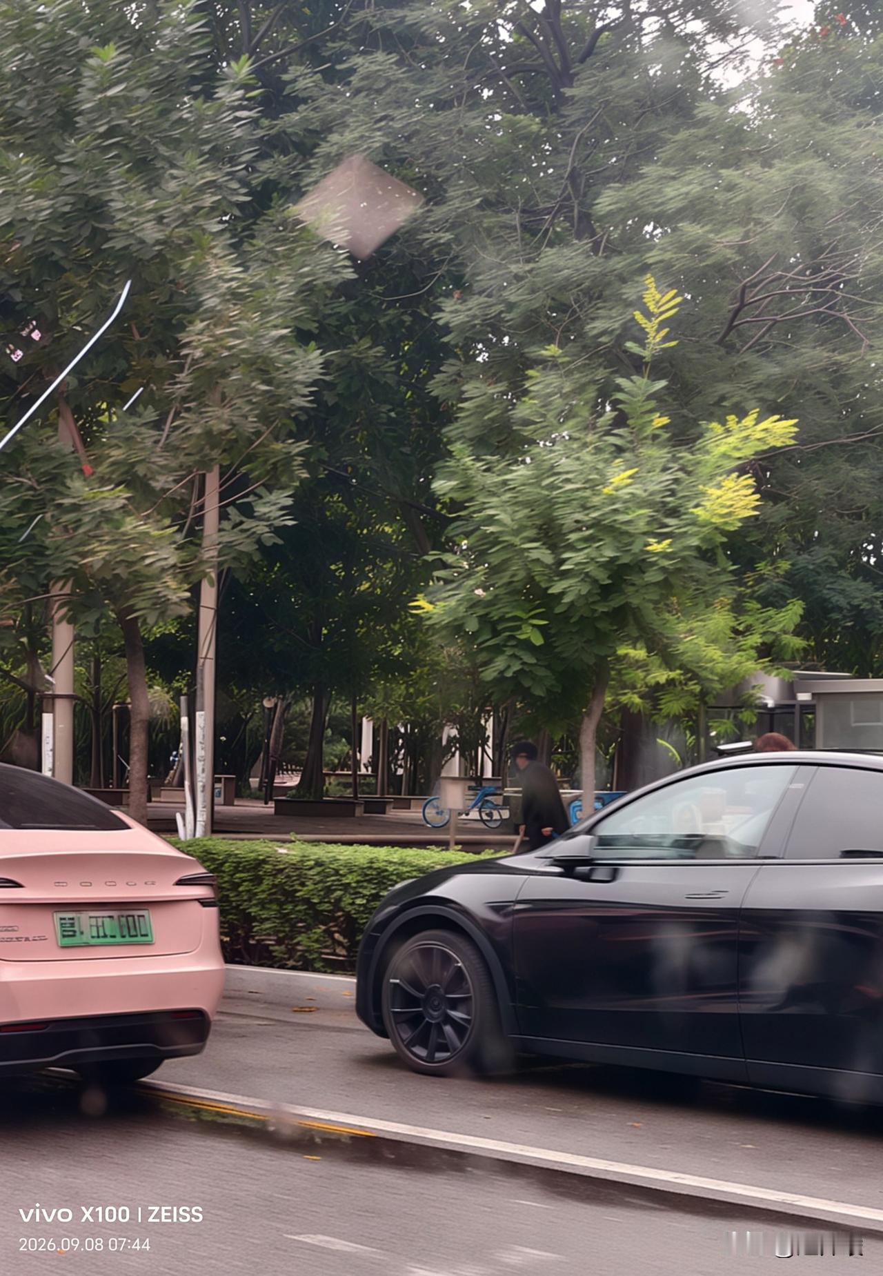 早安，老友！
今日天阴，看窗外雨中路人匆匆，车影疾驰而过。忽忆起昔日漫步和平饭店