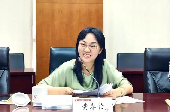 黄春怡落马真让人感慨。她外形端庄、待人亲和，在群众中口碑好，还是华东政法大学科班