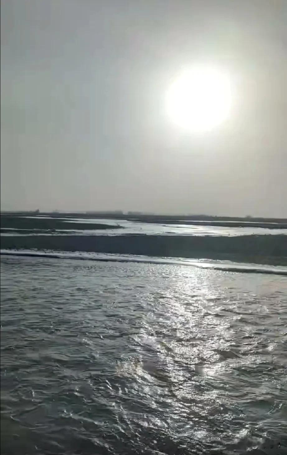 阳光洒在水面的瞬间，美得让人心醉。🌞🌊赏河面上的风景 漂亮的石景湖