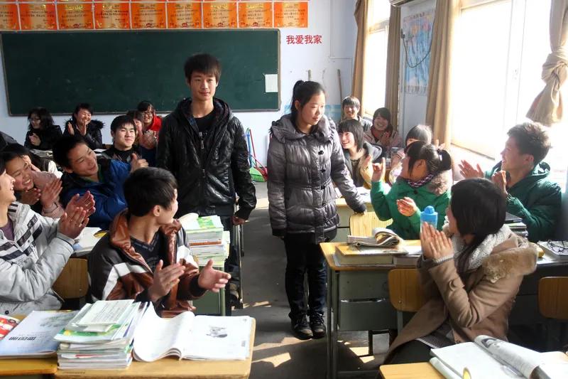 『单位组织了一对一帮扶失学儿童的活动，我资助了一名女生。

初中时，我每月给予她