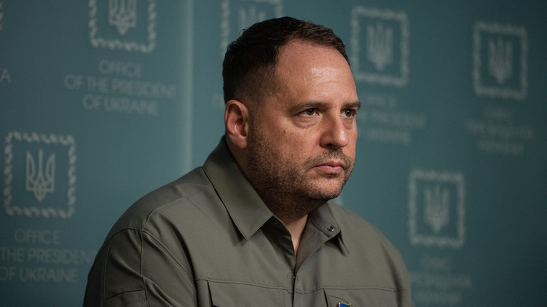 据报道，乌克兰领导人泽连斯基可能会解雇他有影响力的幕僚长安德烈·叶尔马克，因为议