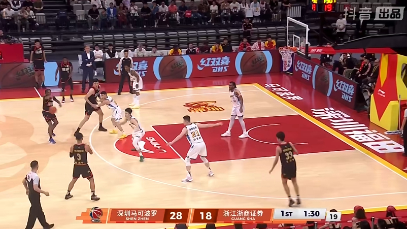 我应该看了一场假的深圳队的比赛。。。。。。嗯，一定是这样。深圳男篮vs广厦男篮