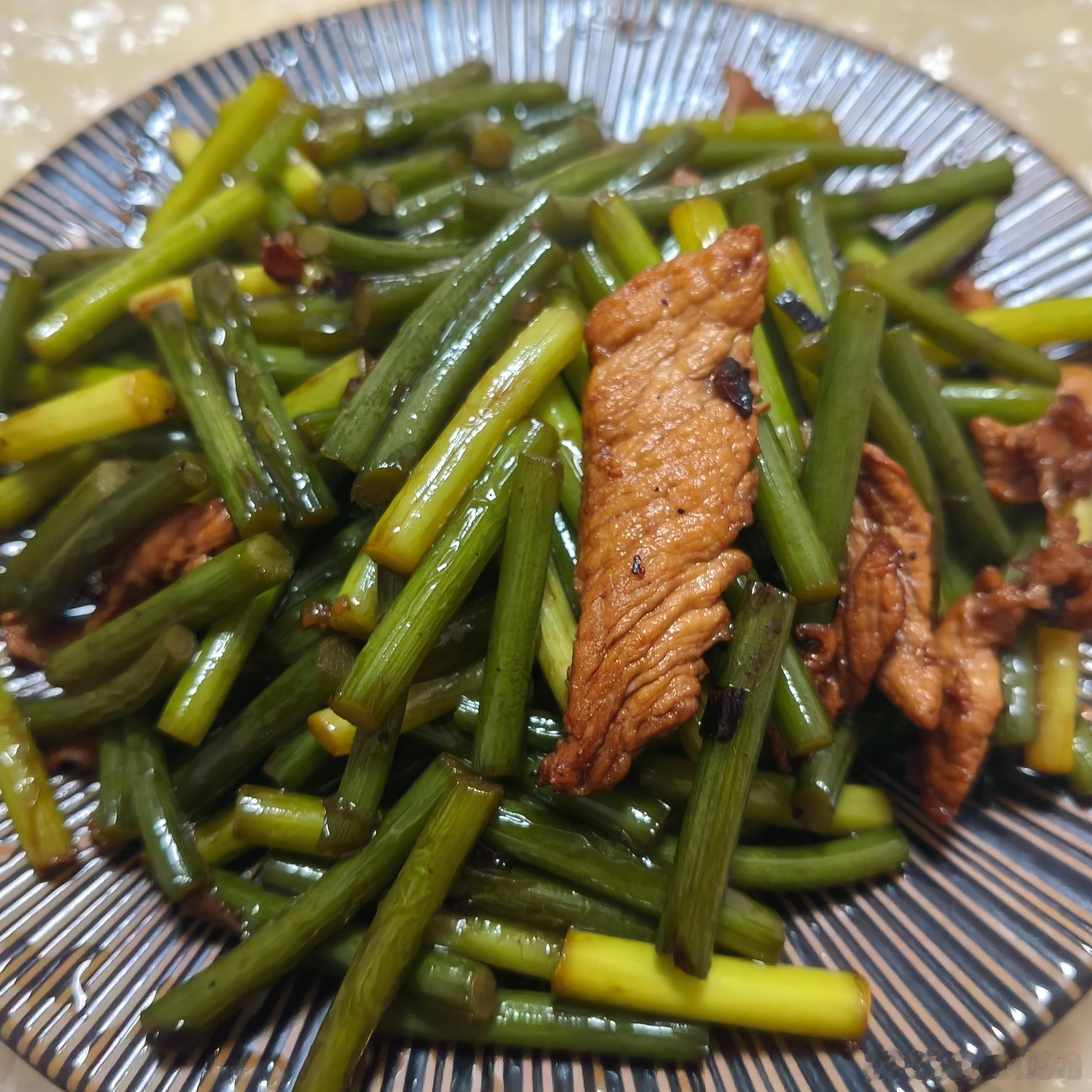 蒜薹炒肉➕土豆丝饼➕黑魔仙小c✌🏻 