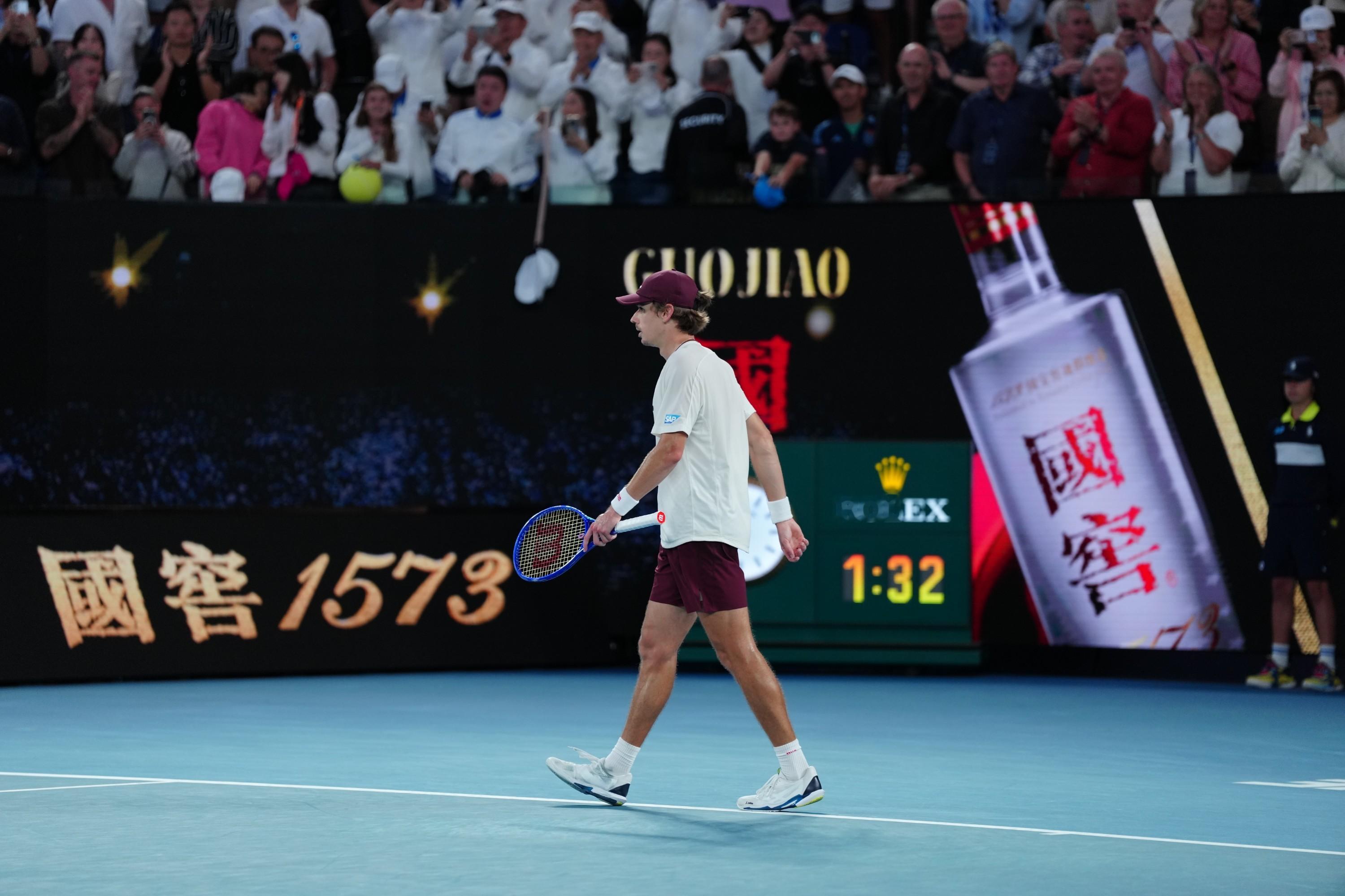 这很澳网 德米纳尔意外地以6-4/6-1/6-1横扫近来状态不错的布勃里克，连续