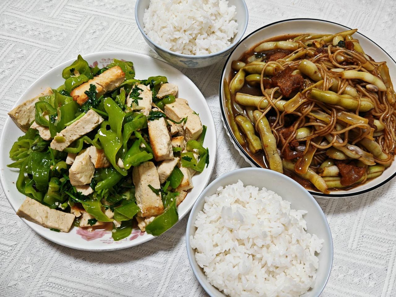 今日午饭分享
今天周六，天气阴沉沉的，有点闷热。早上带孩子遛弯，正好遇到卖豆腐的