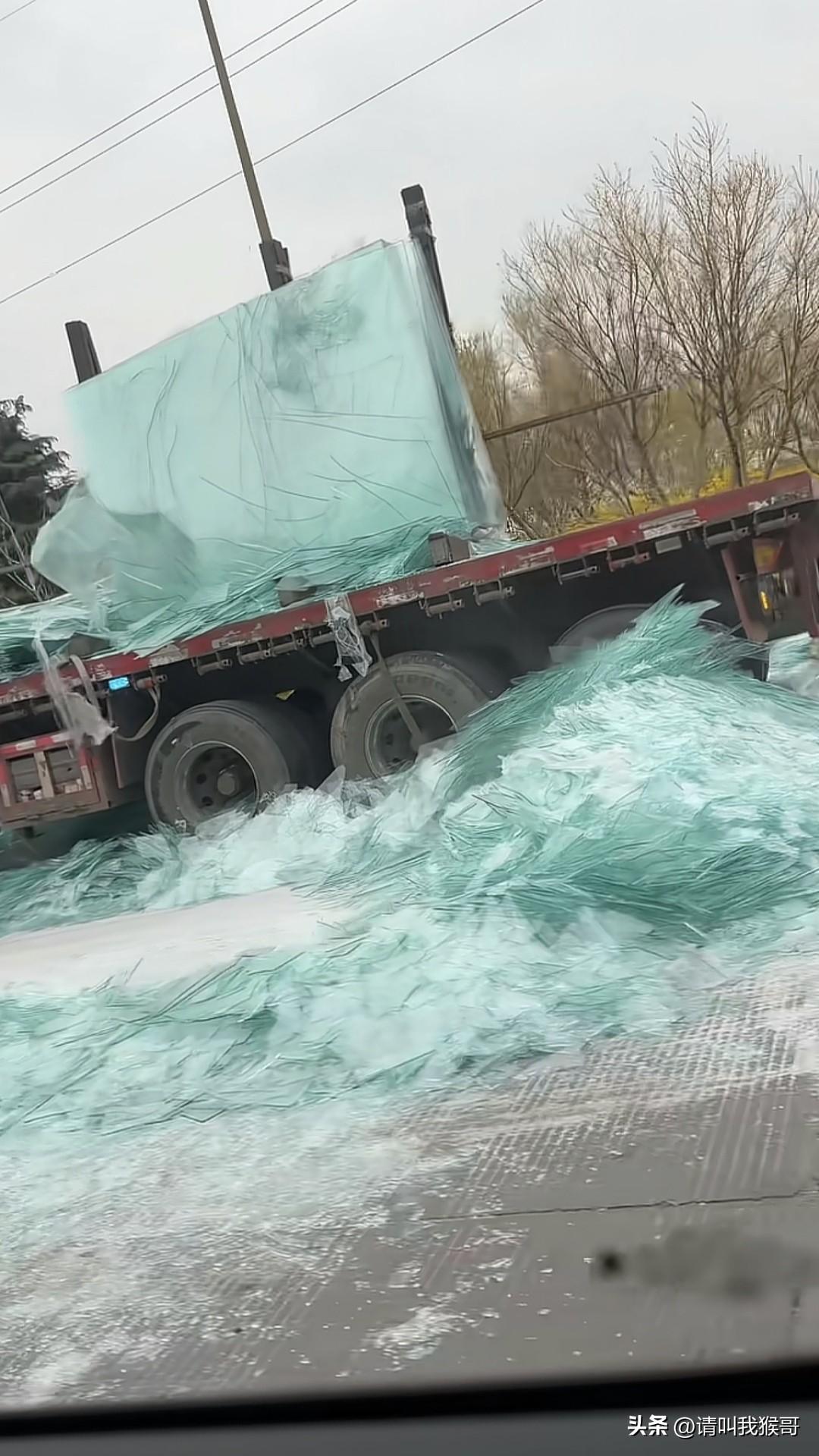 拉的一车玻璃全碎了，这得陪多少钱啊