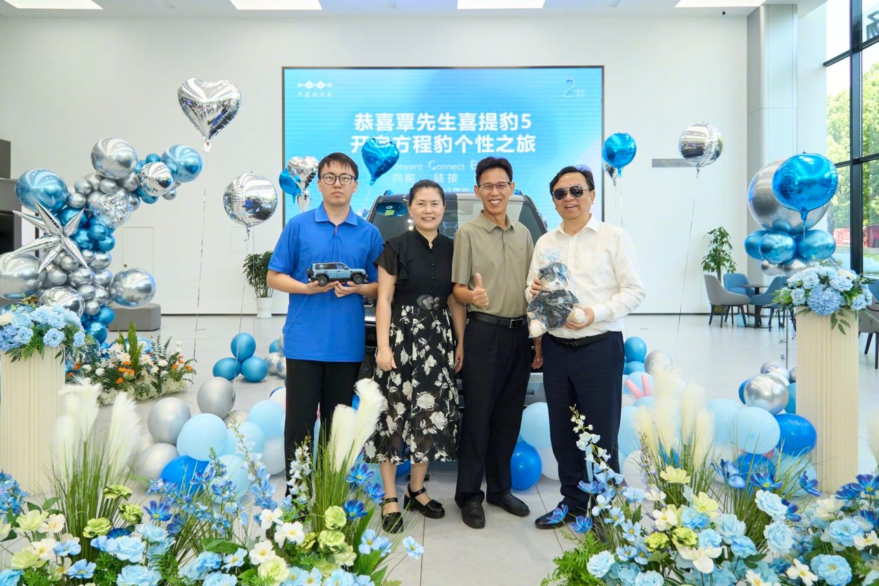 王传福给方程豹车主交车 王传福戴上车主送的墨镜，瞬间变身“方程豹最潮交车员”！亲
