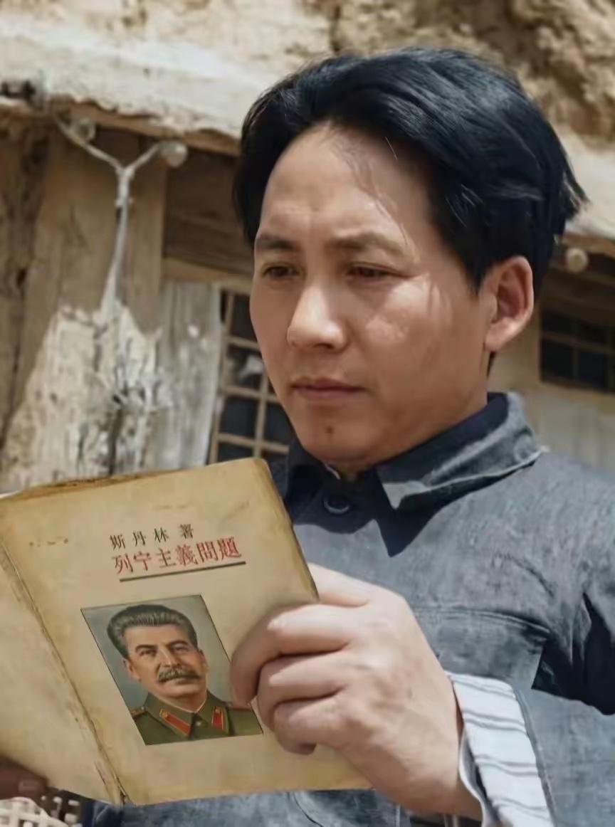 勒东曾经扮演青年时期毛泽东，特别是在井冈山影片扮相非常像。

勒东山东济宁人，长