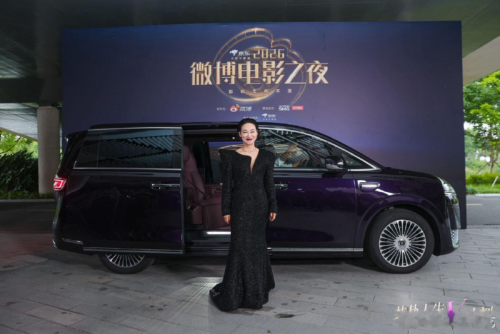 直击微博电影之夜明星V时刻 恢弘气场，风范自成。与官方指定座驾联袂亮相，致敬纯粹