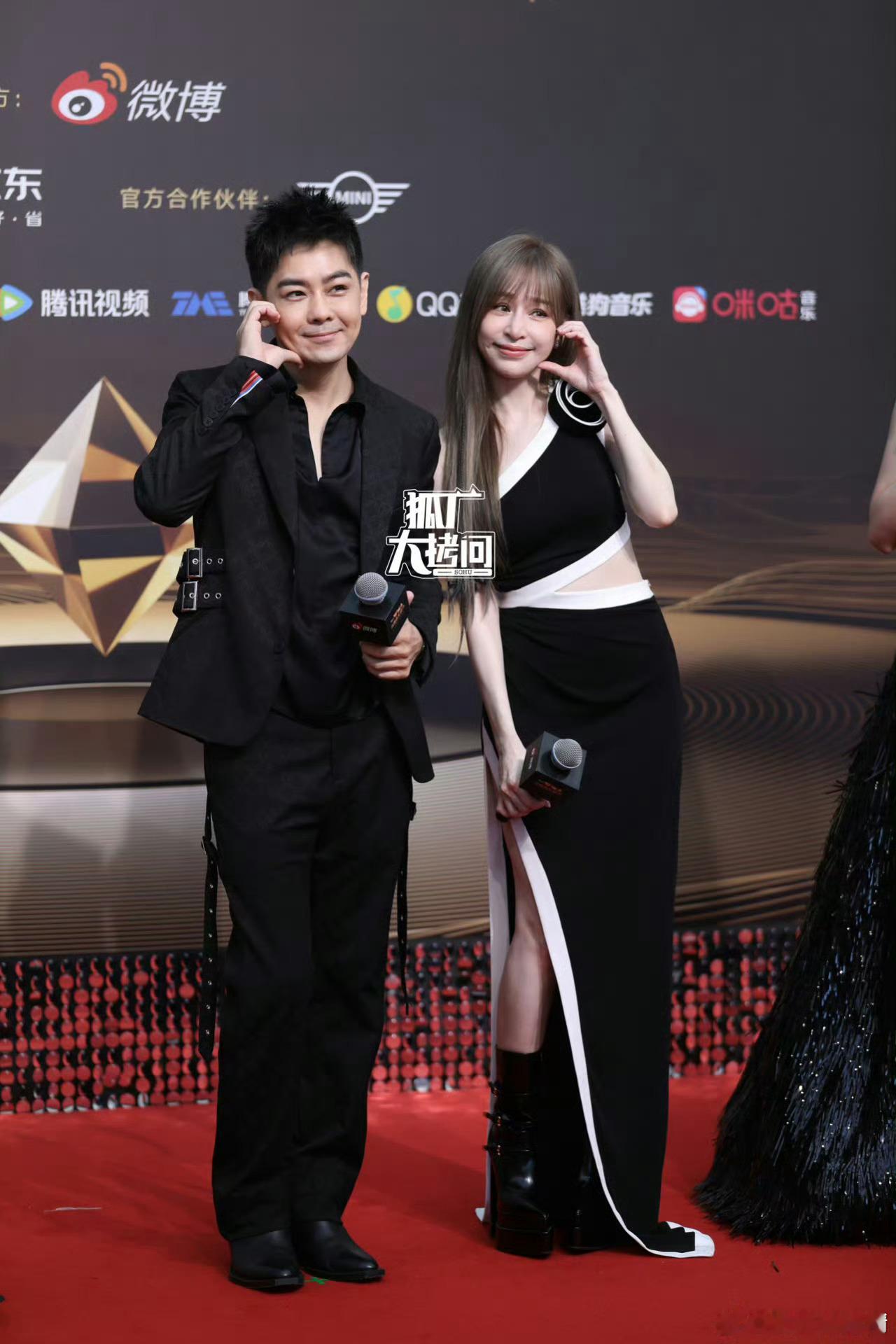 是俺穿越了吗，她居然还没结婚，年纪不小了耶