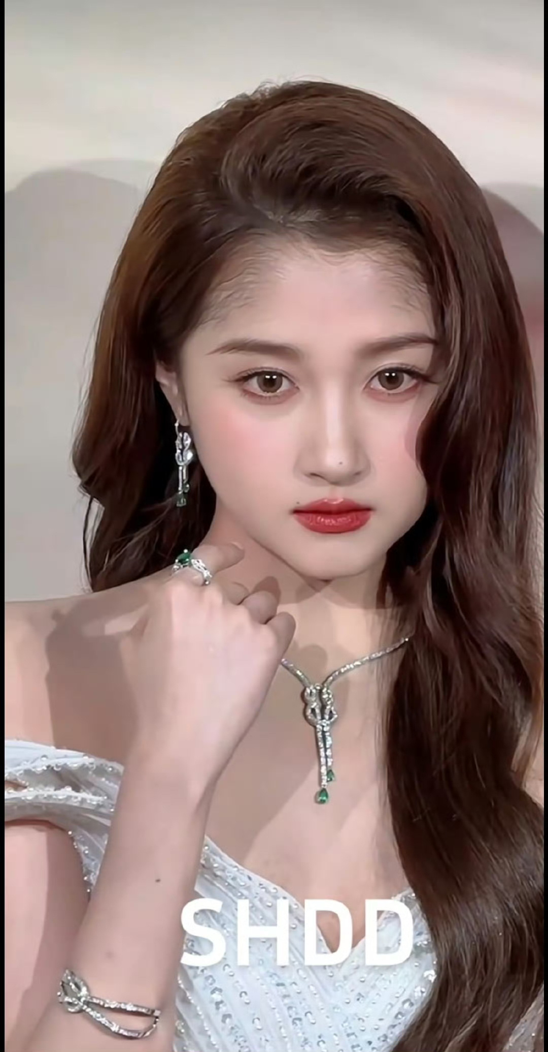 关晓彤的发际线是我见过最旺盛茂密的发际线。。。 ​ ​​​