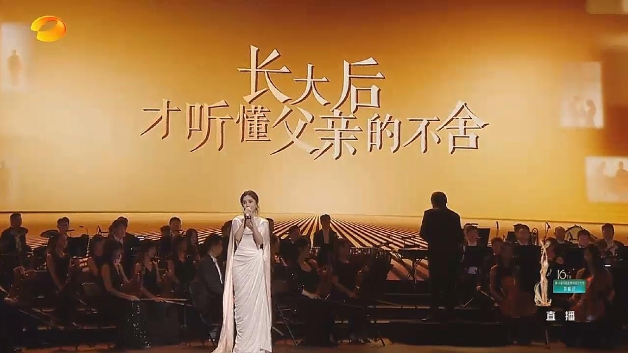 《金鹰奖》开幕式上，安崎翻车了……

看到她演唱《人世间》主题曲，就替她捏着一把