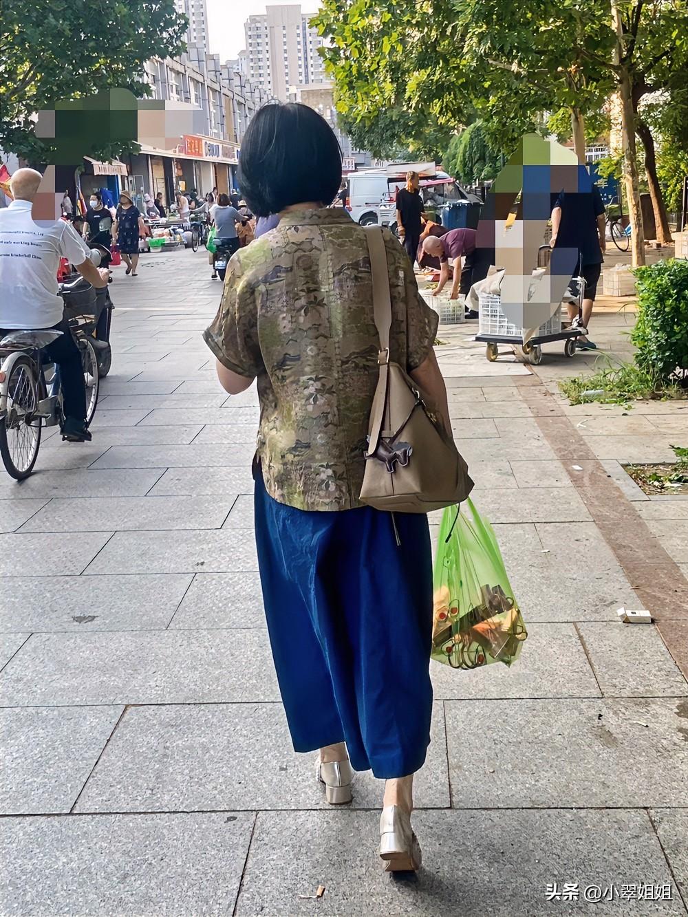 早市上，我偶遇穿着优雅的姐姐！
从背影看，姐姐就是一个漂亮知性的女人！
姐姐从容
