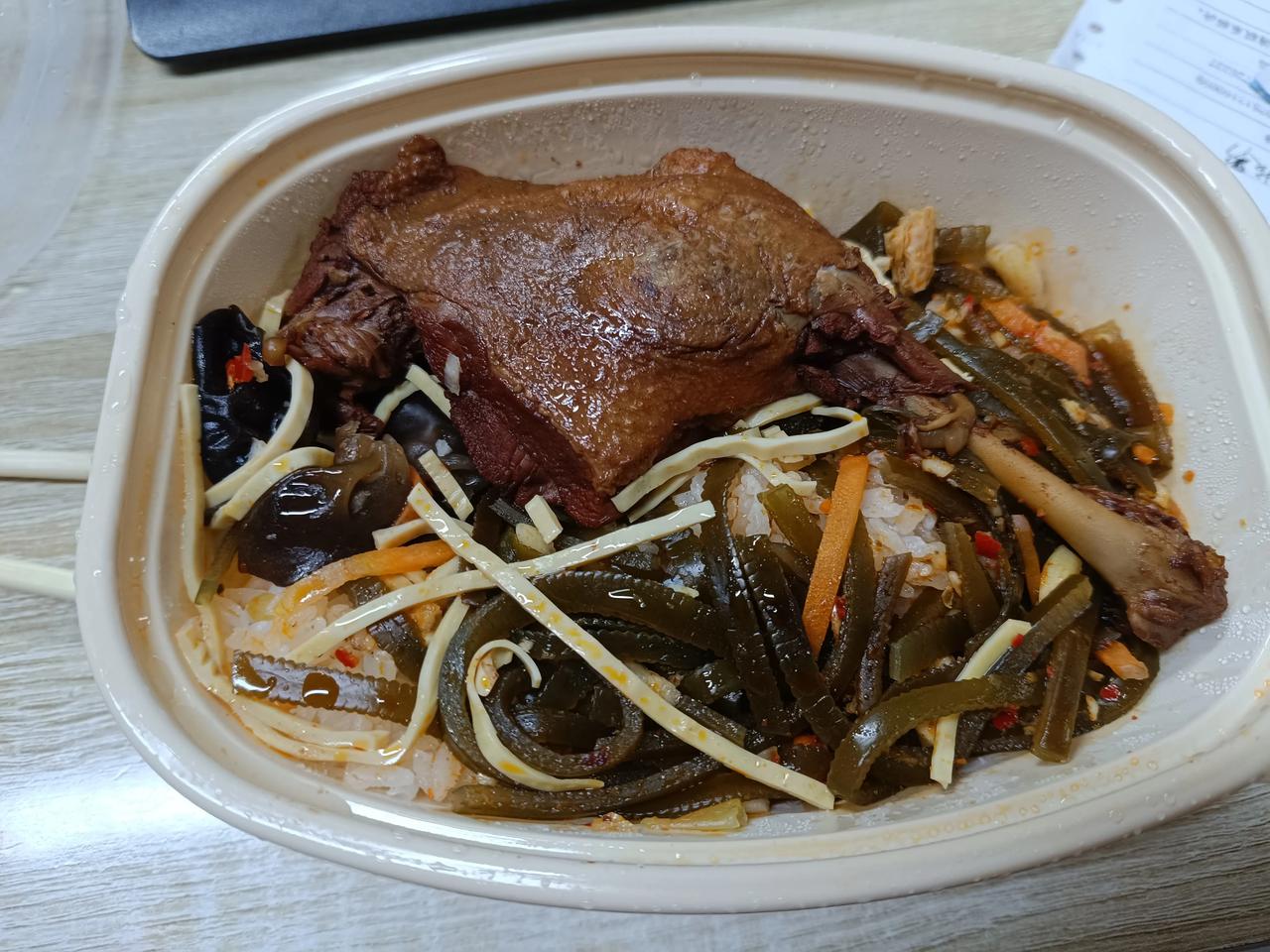 北漂打工人的午饭，点的外卖，花了17元，凑合吃吧，也就是现在补贴多点才敢点外卖啊