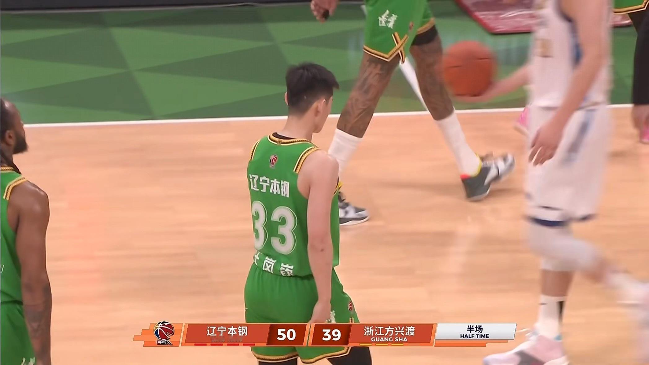 辽宁男篮vs广厦男篮 半场比赛结束辽宁队暂时领先卫冕冠军广厦队11分辽宁男篮