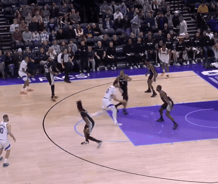 文班亚马 = 盖帽机器！
第一个盖帽把球按在篮板上，第二个盖帽直接抓帽！