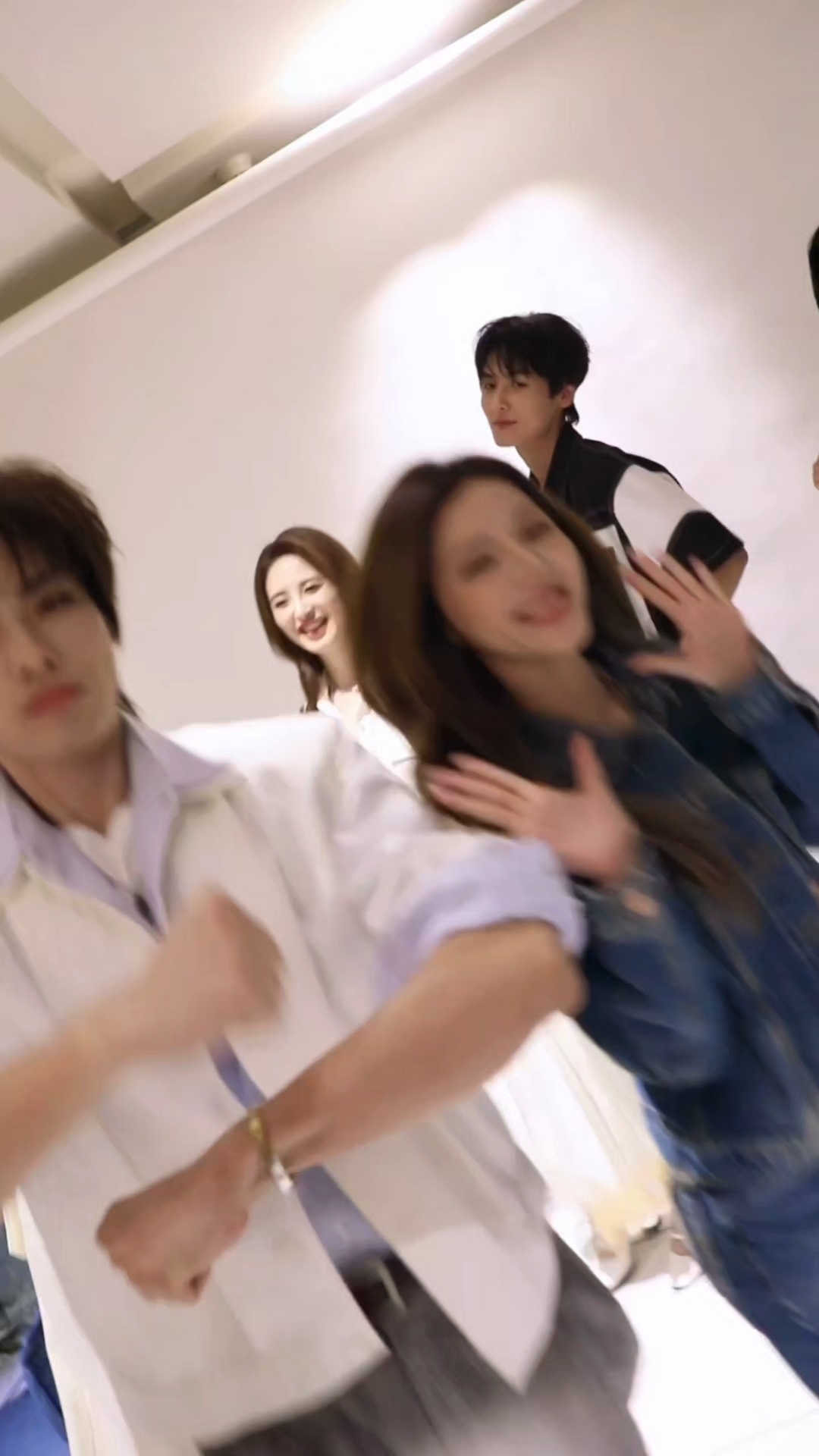 合伙人看片会后台直击4月21日上海《合伙人》看片会圆满落幕。尚雯婕、张予曦、李佳