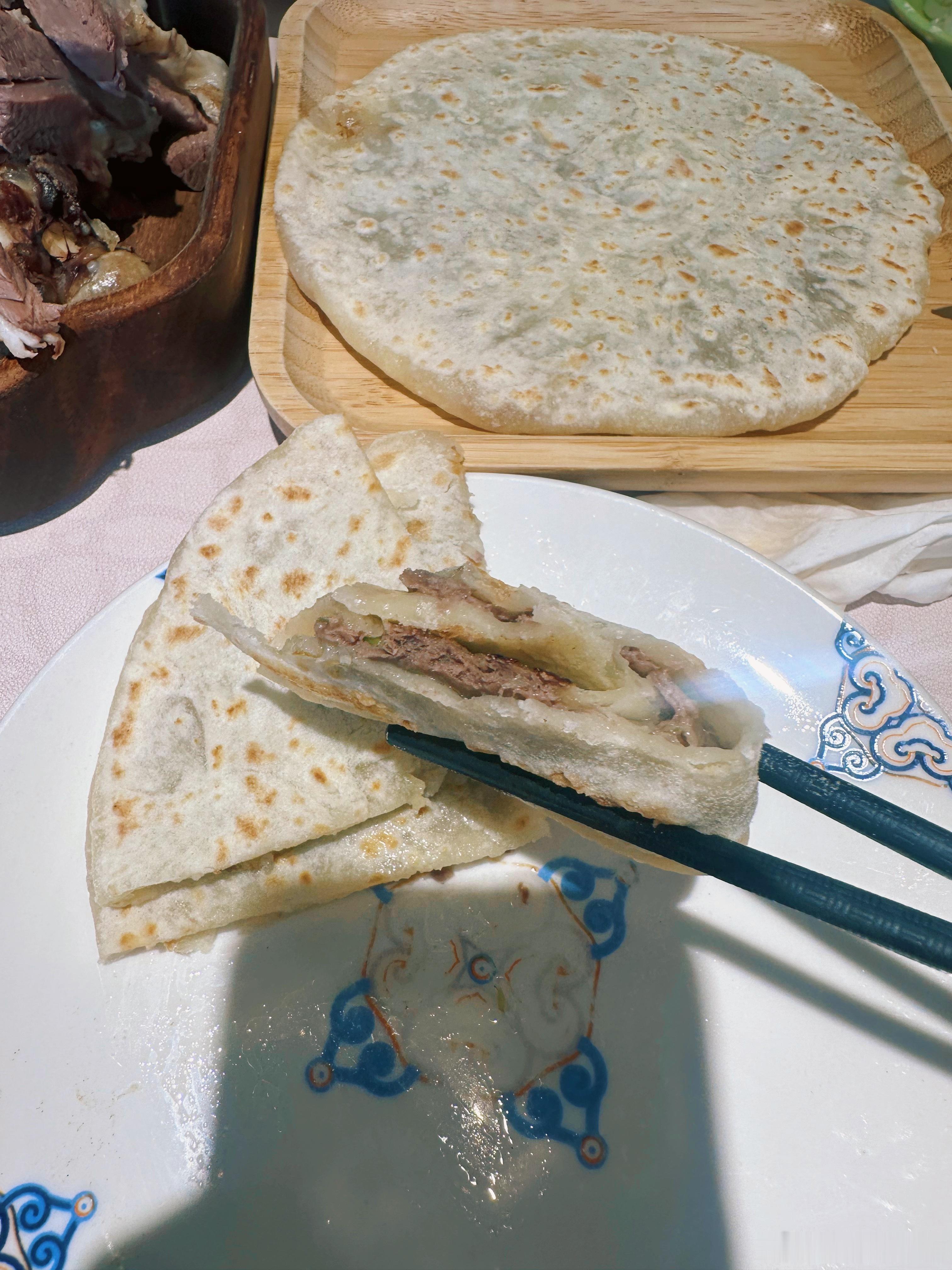 内蒙还有两种贼好吃的东西，一个是干羊肉面，一个是白皮馅饼。这俩在呼和浩特或者海拉