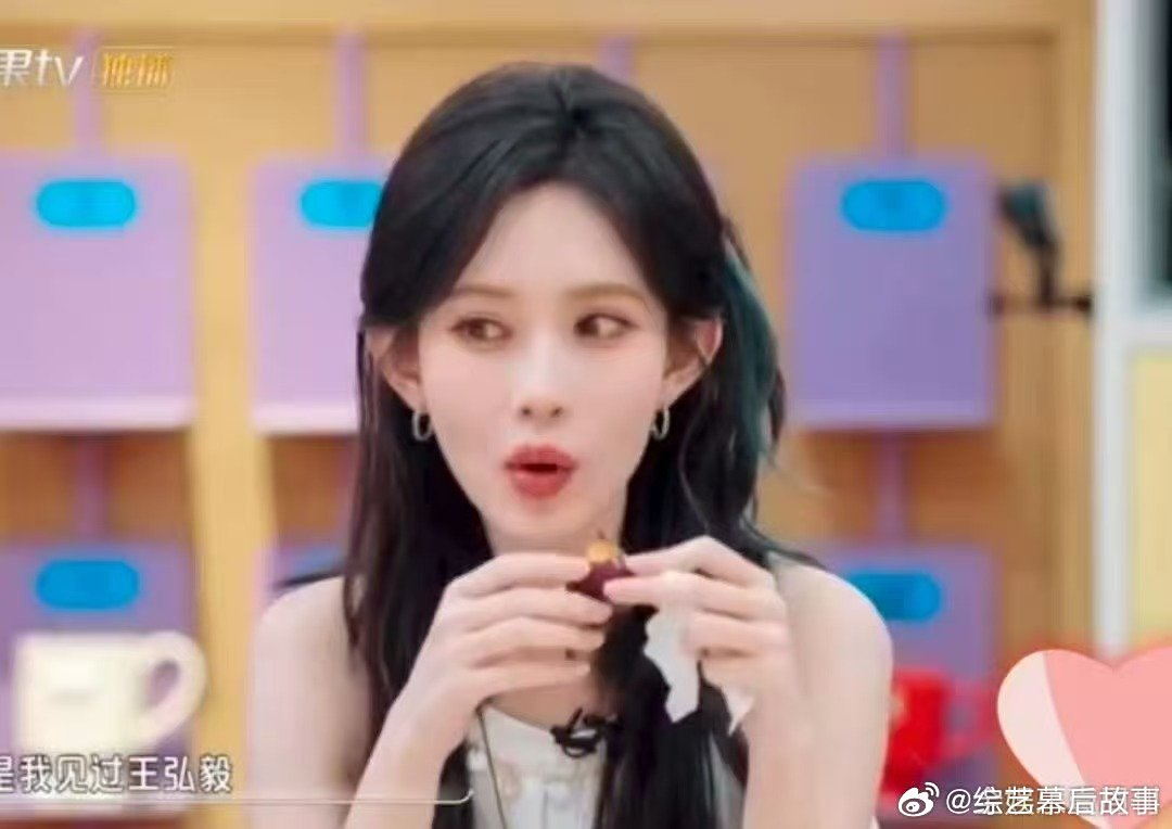 笑到捶床！孟子义在新一期《我们的宿舍》里，居然说见过王弘毅没腹肌的肚子，王弘毅吃
