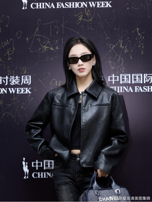青年艺人闫韦洁 活力亮相2026中国国际时装周 
