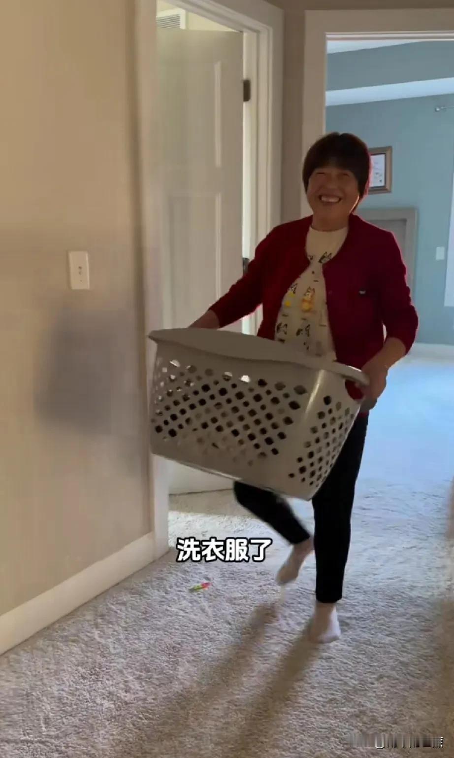 转眼间，小黄的妈妈和大姨就回国了，网友们讨论小黄不该让妈妈和大姨饭后刷碗的事好像