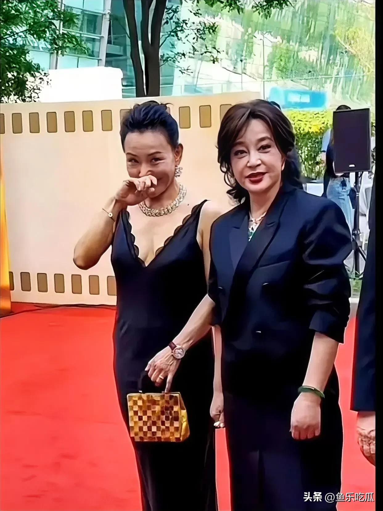 刘晓庆和陈冲的合照很是吸睛。陈冲62岁，刘晓庆70岁，岁月在她们身上仿佛走得很慢