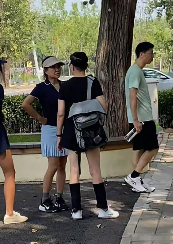 66岁宋丹丹和李静在朝阳公园打球锻炼的照片曝光，

宋丹丹的腿部状态看上去比40