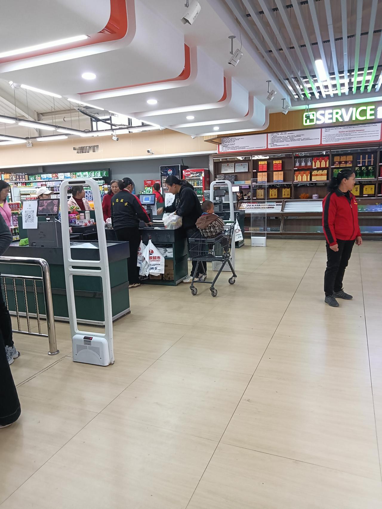 现在有些老人真的是倚老卖老成习惯了

超市买东西结账，收银台前都在排队，一个老奶