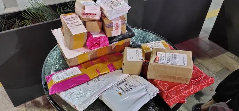 12月5日广州，商家半年内遭同一人仅退款225个包裹，将所有诈骗的赃物进行低价销