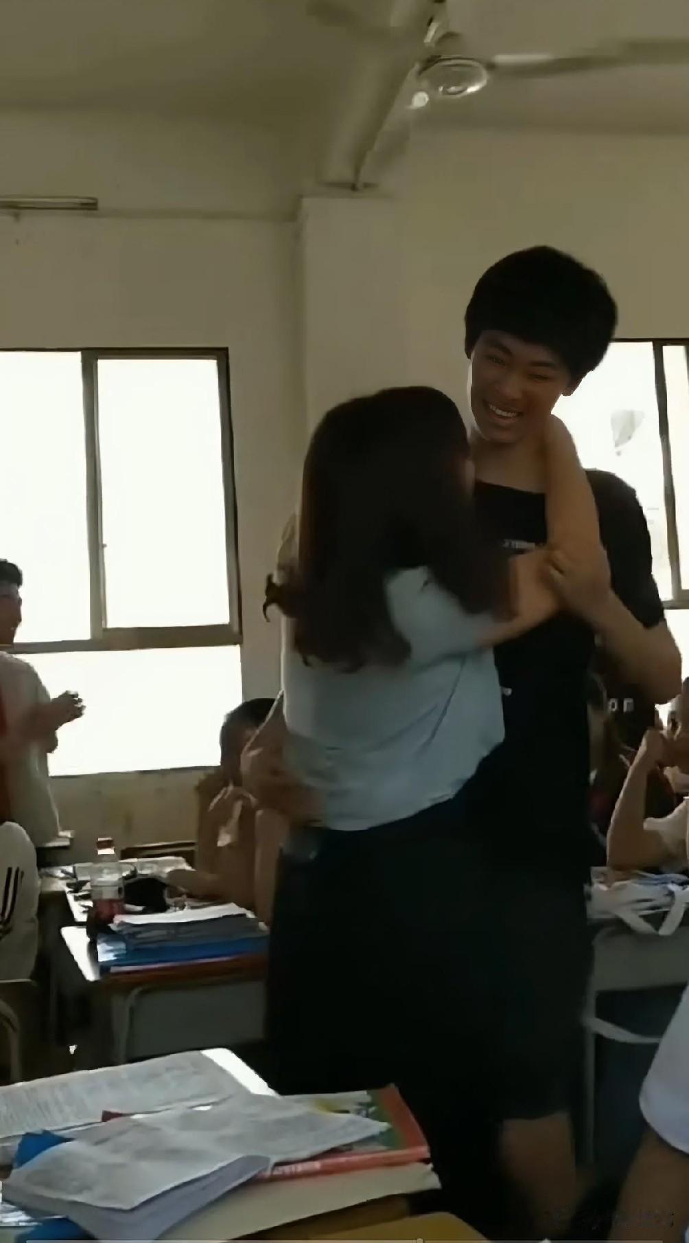 马上高考了，学生抱起女老师来个“爱的魔力转圈圈”，这种亦师亦友的感情让人羡慕不已