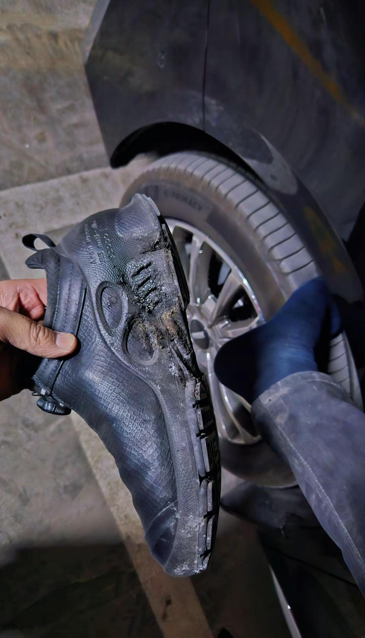 火场无情人有情，挺身而出的样子，就是普通人最了不起的担当。新鞋烧了可以在买只是有