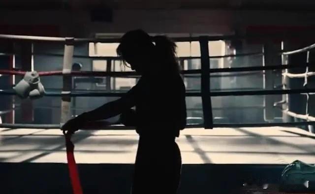 贾玲真的瘦了，《热辣滚烫》宣传片放出了贾玲的一个画面，虽然只是一个逆光的侧影，但