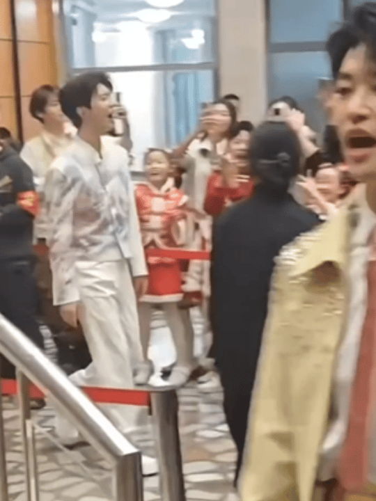 #黄子弘凡春晚e人# 这个小黄子就这样不光舞台上库库跑，台下也一直跑来跑去出现在